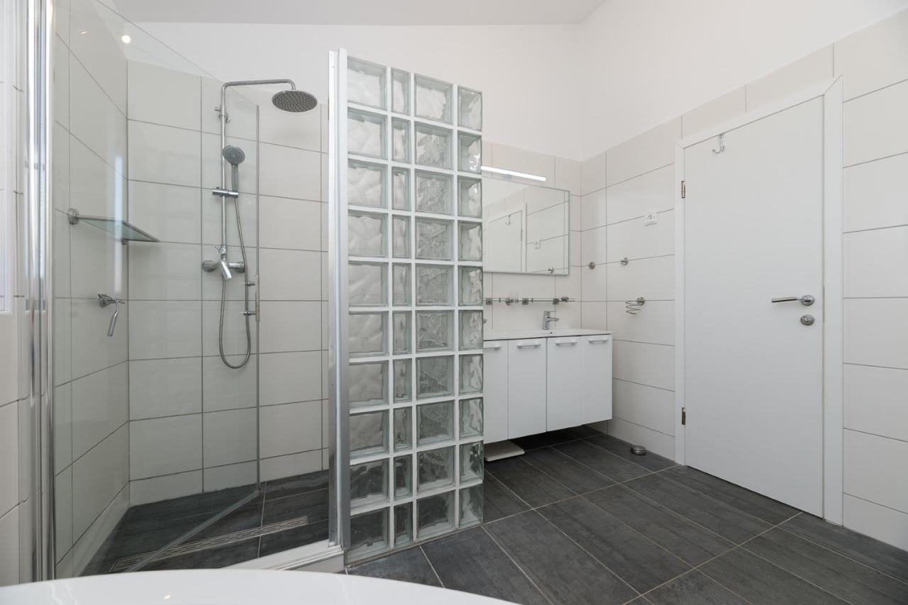 Malo Ferienvilla Privlaka, Pool, Boje, Wi-Fi, Wallbox 普利拉卡 外观 照片