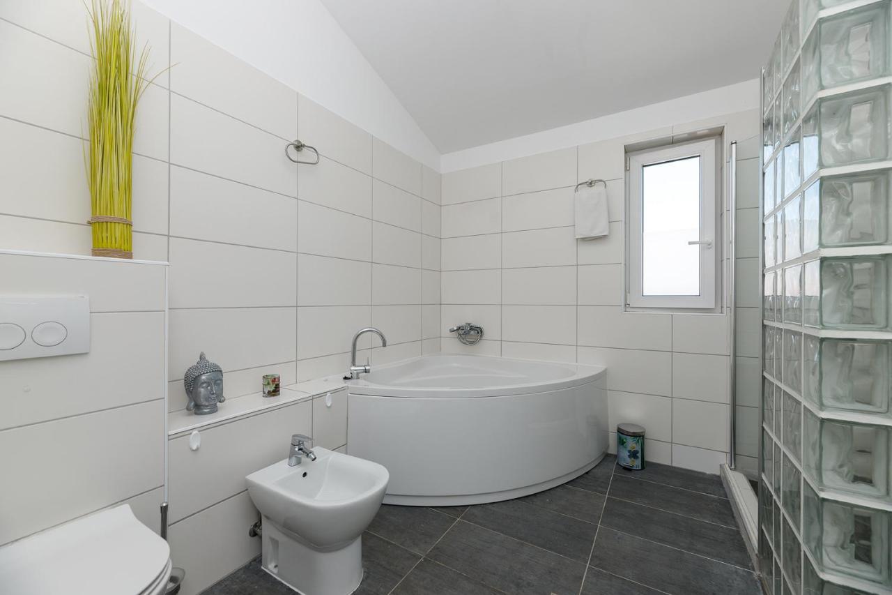 Malo Ferienvilla Privlaka, Pool, Boje, Wi-Fi, Wallbox 普利拉卡 外观 照片